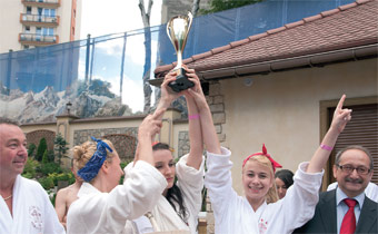 puchar i nagrody otrzymały z rąk krzysztofa malczewskiego, starosty będzińskiego, oraz organizatora mistrzostw i zarazem właściciela term rzymskich w czeladzi leszka pustułki.
